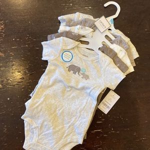 Set of 5 onesies NWT (6mos)